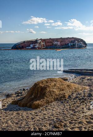 L'épave du pétrolier Delfi sur la plage d'Odessa. Désastre écologique,  déversement de pétrole sur les plages de la ville comme. Pétrolier submergé  Delfi près de la côte de la mer Noire Photo