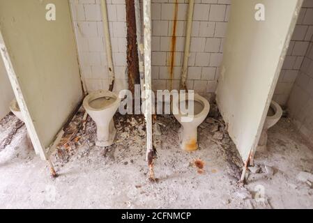 Pripyat / Ukraine - 15 mai 2018 : ancienne salle de bain détruite à Pripyat, Ukraine Banque D'Images