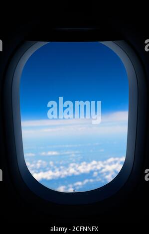 Vue sur la fenêtre depuis le siège passager dans un avion commercial Banque D'Images