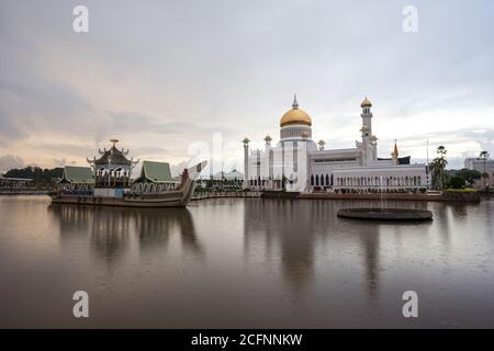 Bandar Seri Begawan / Brunei - 16 janvier 2019 : magnifique vue panoramique de la mosquée du Sultan Omar Ali Saifuddin au coucher du soleil avec réflexion de l'eau dans le lac Banque D'Images