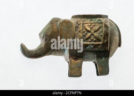 Une petite statue d'un éléphant d'asie sur fond blanc. Banque D'Images