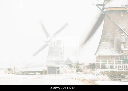 Pays-Bas, Aarlanderveen, moulins à vent dans la neige. Hiver. Touche Haut. Banque D'Images