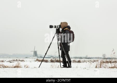 Pays-Bas, Aarlanderveen, photographe Marjolijn van Steeden dans la neige. Hiver. Banque D'Images