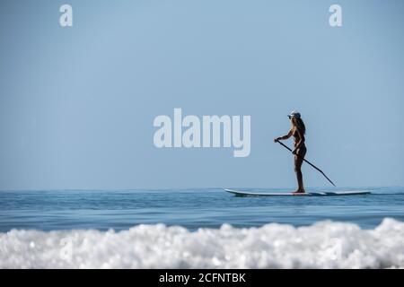 Nord Queensland Australie. Montez en paddle-boarding sur four Mile Beach à Port Douglas North Queensland. Banque D'Images