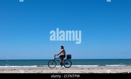 Four Mile Beach North Queensland Australie. Vélo sur une journée ensoleillée parfaite. Banque D'Images