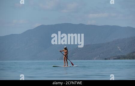 Nord Queensland Australie. Montez en paddle-boarding sur four Mile Beach à Port Douglas North Queensland. Banque D'Images