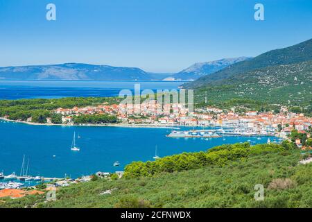 Vue panoramique sur la magnifique baie bleue, le port de plaisance et la ville de Cres sur l'île de Cres en Croatie Banque D'Images