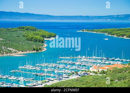 Vue panoramique sur la magnifique baie bleue, le port de plaisance et la ville de Cres sur l'île de Cres en Croatie Banque D'Images