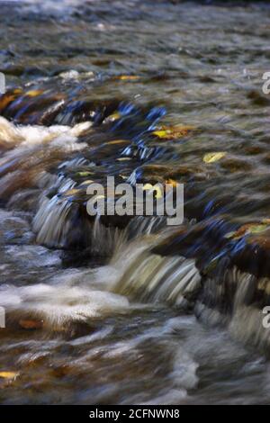 Cascade dans une petite rivière. Banque D'Images