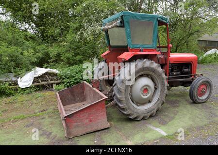 Un tracteur d'époque Massey Ferguson 35 avec une caisse de transport fixée, sur une petite exploitation rurale de Shropshire Banque D'Images