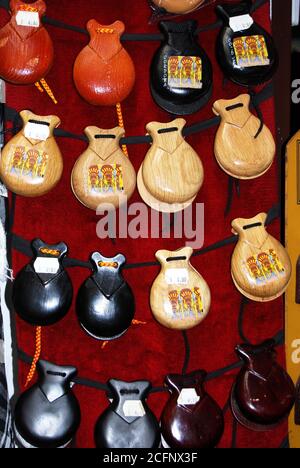 Castanets en bois à vendre en dehors d'un magasin dans le centre-ville, Cordoue, province de Cordoue, Andalousie, Espagne, Europe. Banque D'Images