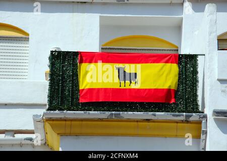 Drapeau espagnol sur balcon, Pueblo Blanco, Benahavis, Costa del sol, province de Malaga, Andalousie, Espagne, Europe. Banque D'Images