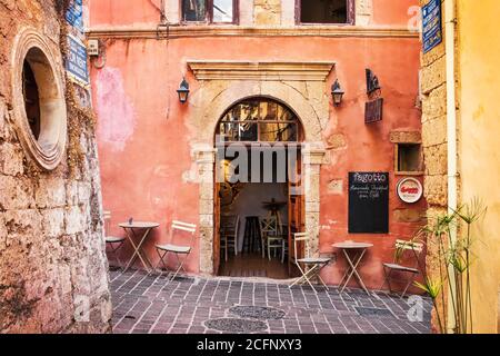 11.9.2016 - rue étroite à l'architecture traditionnelle, cafés et restaurants dans la vieille ville de Chania, Crète Banque D'Images