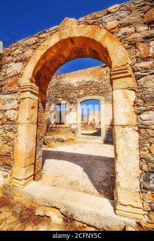 Ruines anciennes d'une colonie fortifiée de lépreux - île de Spinalonga (Kalydon), Grèce Banque D'Images