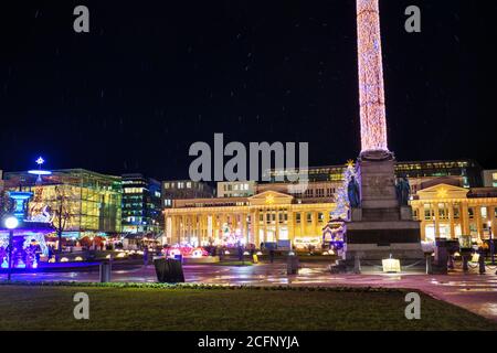 Colonne lumineuse sur la place Schlossplatz. Stuttgart avec décorations du nouvel an, Allemagne Banque D'Images