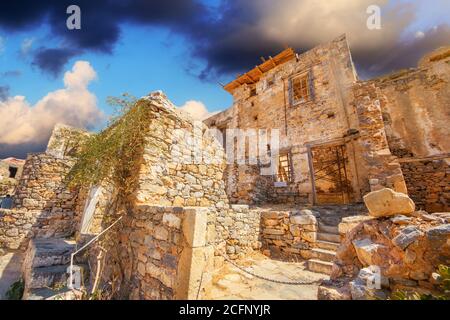 Ruines anciennes d'une colonie fortifiée de lépreux - île de Spinalonga (Kalydon), Grèce Banque D'Images