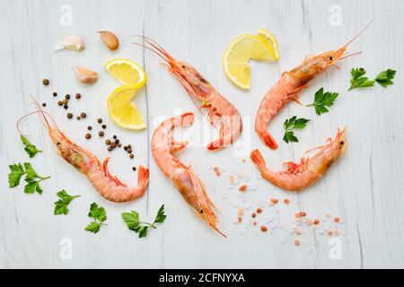 Vue de dessus de la fomposition avec crevettes fraîches crues aux épices et herbes Banque D'Images