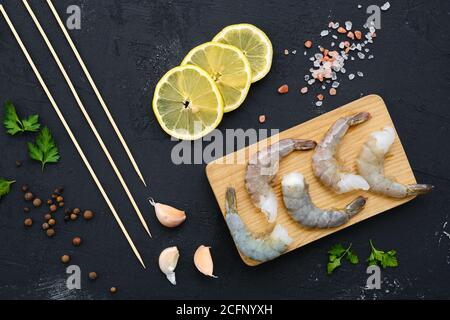 Composition au plafond avec crevettes fraîches crues aux épices et aux herbes Banque D'Images