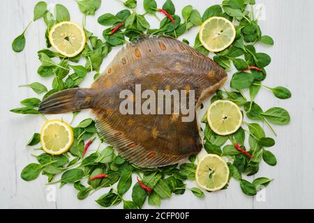 Flounder frais sans tête sur fond en bois Banque D'Images