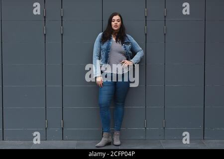 Portrait de Curvy Caucasien femme dans la ville Banque D'Images