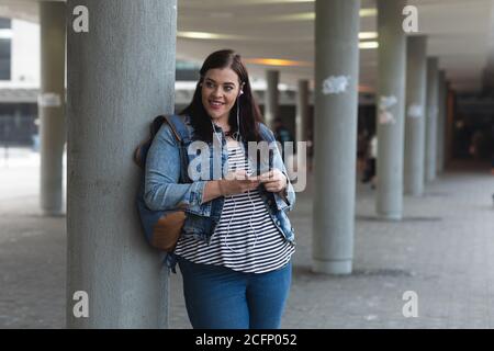 Femme caucasienne curvy dans les rues de la ville Banque D'Images