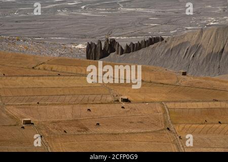 Motifs naturels abstraits et textures sur des terres éloignées avec de petits villages, des rivières, une végétation minimale, de la lumière et de l'ombre Banque D'Images