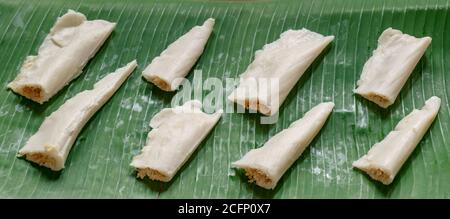 Sucrée indien du Sud appelé pacolis fait de farine de riz vapeur et farci de noix de coco, de jaggery et d'épices. Servi sur une feuille de banane. Banque D'Images