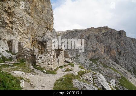 Remparts historiques et des tunnels à partir de la Première Guerre mondiale dans les Dolomites italiennes Banque D'Images