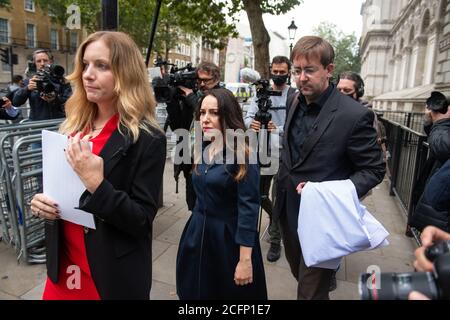 Stella Moris (au centre) avec Rebecca Vincent et Christian MiHR de Reporters sans frontière, arrive à Downing Street, à Westminster, Londres, pour tenter de livrer une pétition Reporters sans frontières contre l'extradition de son partenaire, le fondateur de Wikileaks, Julian Assange, aux États-Unis. Banque D'Images