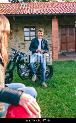 Homme assis sur une moto custom Banque D'Images