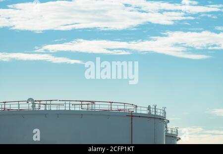 Fermer le réservoir de stockage de carburant dans la raffinerie de pétrole. Grand réservoir d'huile blanc. Silo de carburant. Réservoir de pétrole liquide. Huile de pétrole industrielle. Carburant. Banque D'Images