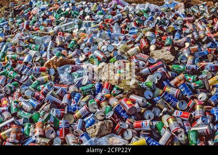 Photo d'archive de boissons cand jetées sur une plage à Le Mediteranean Banque D'Images