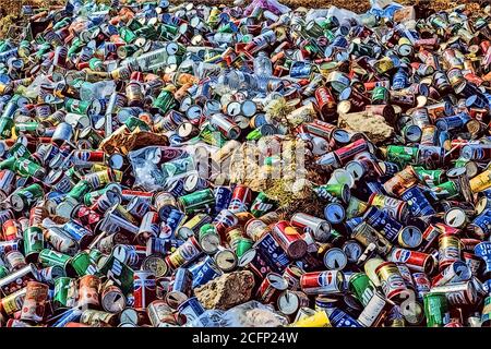 Photo illustration cliché d'archives de boissons de cand jetées sur une plage Par le Mediteranean français Banque D'Images