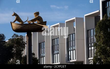 Melbourne Australie : architecture moderne et sculpture « Man, Dog, Boat » dans la banlieue de Melbourne d'Albert Park. Banque D'Images