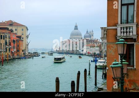 Venise (Italie). Vue depuis le Grand canal sur l'église Santa Maria della Salute. Journée brumeuse. Banque D'Images