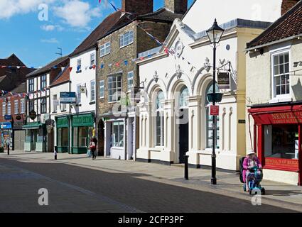 Magasins sur Wrawny Street, Brigg, North Lincolnshire, Angleterre Royaume-Uni Banque D'Images