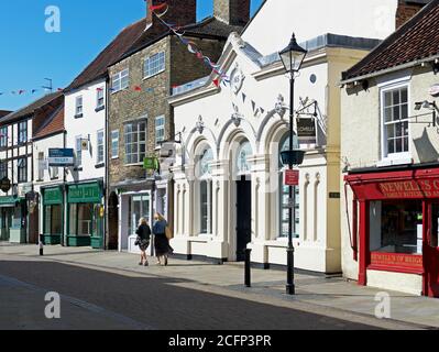 Magasins sur Wrawny Street, Brigg, North Lincolnshire, Angleterre Royaume-Uni Banque D'Images