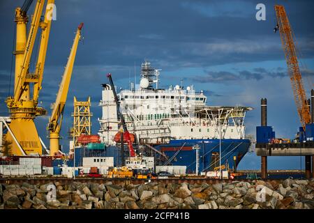 Sassnitz-Mukran, MV / Allemagne - 09-06-2020: Navire russe de ponte 'Akademik Tscherski' pour le projet Nordstream dans le port de Sassnitz/Mukran Banque D'Images