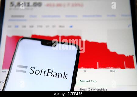 Logo Softbank sur l'écran du smartphone et tableau de baisse des prix des actions sur un arrière-plan flou. Mise au point sélective. Banque D'Images