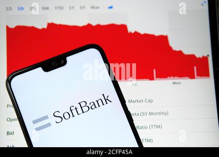 Logo Softbank sur l'écran du smartphone et tableau de baisse des prix des actions sur un arrière-plan flou. Mise au point sélective. Banque D'Images