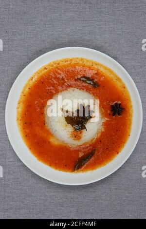 Curry de tomate servi avec du riz, de la nourriture de goa ou de maharashtra occidental, servi sous forme de dal Banque D'Images