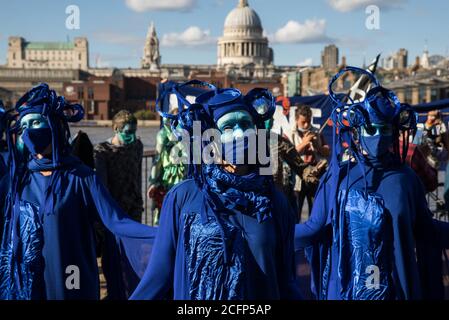 Londres, Royaume-Uni. 6 septembre 2020. Les rebelles bleus se joignent à d'autres activistes climatiques de la rébellion océanique et de la rébellion des extinction sur la Rive Sud lors d'une marche Marine extinction colorée. Les activistes, qui assistent à une série de manifestations de la rébellion de septembre autour du Royaume-Uni, réclament des protections environnementales pour les océans et appellent à la fin de l'inaction gouvernementale mondiale pour sauver les mers. Crédit : Mark Kerrison/Alamy Live News Banque D'Images