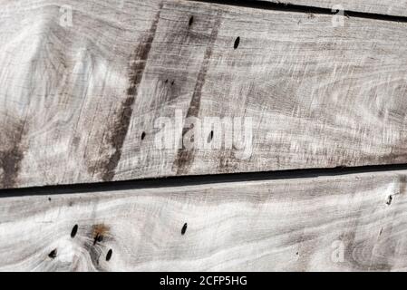 Bois de construction avec grain et trous de vis. Planches utilisées comme revêtement dans la construction de bâtiments Banque D'Images