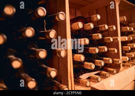 Bouteilles de vin stockées dans des casiers en bois Banque D'Images