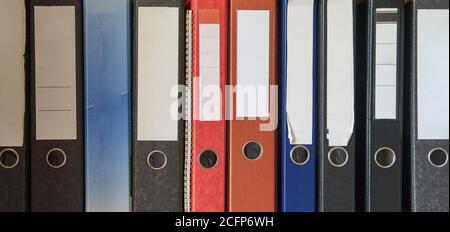 Chemises de couleur pour classeurs de bureau et papier sur une étagère. Image d'arrière-plan Banque D'Images