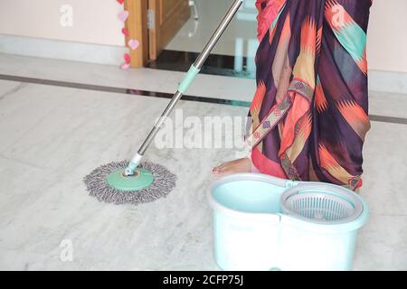 Désinfection du sol de nettoyage à la maison, protection contre le covid-19 / coronavirus, concept d'hygiène et de nettoyage de la maison. Banque D'Images