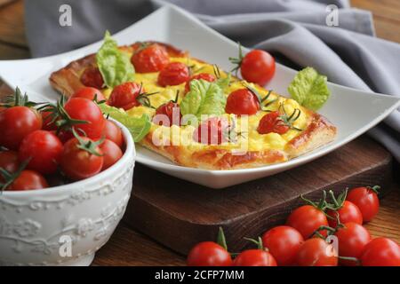 Tarte aux tomates fraîches, pâte feuilletée recouverte de ricotta, fromage et tomates cerises Banque D'Images