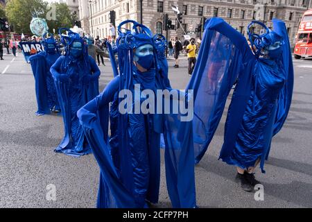 Extinction les militants de la rébellion les Blue Rebels se sont réunis à la marine Rebellion march le 6 septembre 2020 à Londres, au Royaume-Uni. Rébellion océanique, extinction de la vie marine, rébellion animale et rébellion extinction ensemble pour célébrer la biodiversité de nos mers et pour nous grimer à la destruction des océans et de la vie marine de la Terre en raison de la dégradation du climat et de l’interférence humaine, et la perte de vies humaines, de maisons et de moyens de subsistance due à la montée du niveau des mers. Extinction la rébellion est un groupe de changement climatique créé en 2018 et a gagné une énorme suite de personnes engagées dans des manifestations pacifiques. Banque D'Images