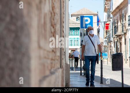 Almagro, Ciudad Real (Espagne). 2020, septembre. Un homme adulte portant un masque pour éviter la maladie de COVID-19 marche dans les rues de la vielle pittoresque Banque D'Images