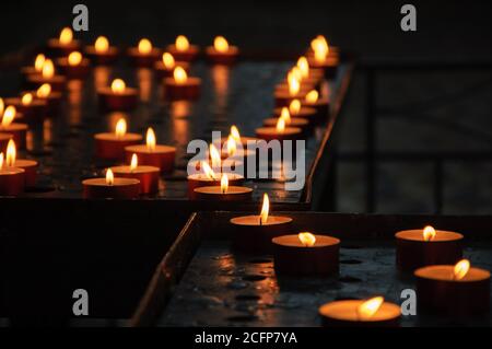 Bougies dans l'église. Banque D'Images